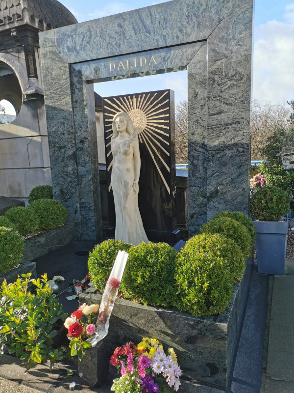 En hommage aux célèbres grandes dames du cimetière de Montmartre