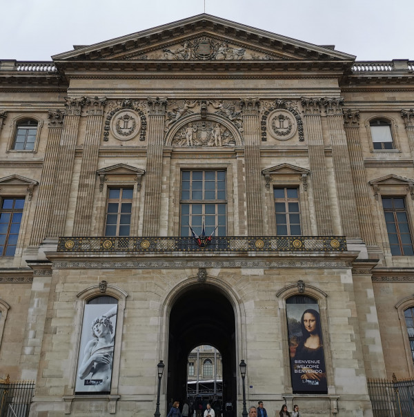 A la recherche des secrets des façades du Louvre